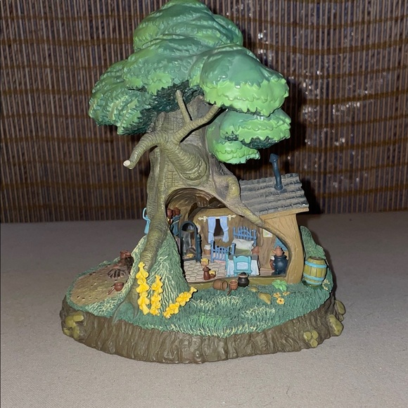 Disney Pooh tree house - Picture 1 of 6